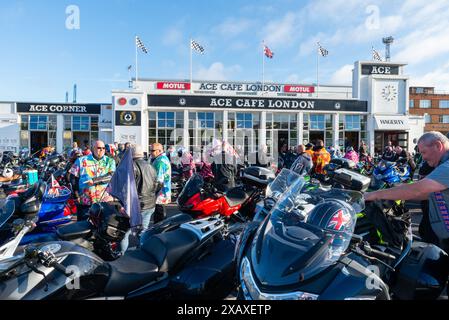 Excursion en moto commémorative pour commémorer Dave Myers, « Hairy Biker », décédé en février 2024. Événement intitulé Dave Day. Les cavaliers se rassemblent à Ace Cafe Banque D'Images