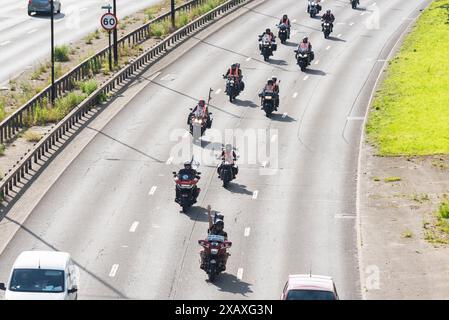 Excursion en moto commémorative pour commémorer Dave Myers, « Hairy Biker », décédé en février 2024. Intitulé Dave Day. Coureurs sur A40, deuxième vélo si King Banque D'Images