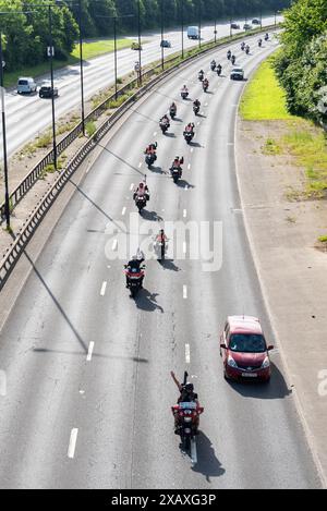 Excursion en moto commémorative pour commémorer Dave Myers, « Hairy Biker », décédé en février 2024. Intitulé Dave Day. Coureurs sur A40, deuxième vélo si King Banque D'Images