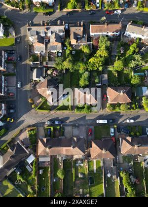 Vue aérienne de logements de banlieue avec jardins et arbres verdoyants à Hereford Royaume-Uni - photo juin 2024 Banque D'Images