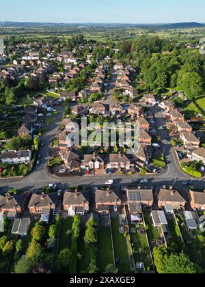 Vue aérienne de logements de banlieue avec jardins et arbres verdoyants à Hereford Royaume-Uni - photo juin 2024 Banque D'Images