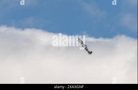 Photographie aérienne de Spitfire IX lors d'une exposition aérienne au-dessus de Bidlea Dairy Banque D'Images