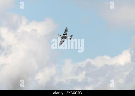 Photographie aérienne de Spitfire IX lors d'une exposition aérienne au-dessus de Bidlea Dairy Banque D'Images