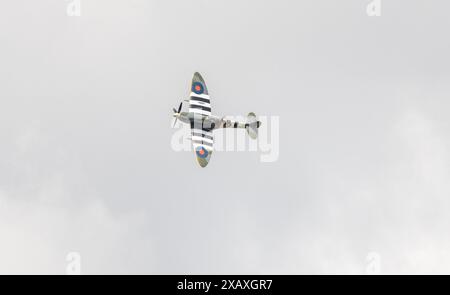 Photographie aérienne de Spitfire IX lors d'une exposition aérienne au-dessus de Bidlea Dairy Banque D'Images