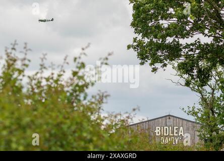 Photographie aérienne de Spitfire IX lors d'une exposition aérienne au-dessus de Bidlea Dairy Banque D'Images