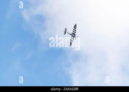 Photographie aérienne de Spitfire IX lors d'une exposition aérienne au-dessus de Bidlea Dairy Banque D'Images