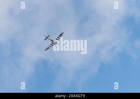 Photographie aérienne de Spitfire IX lors d'une exposition aérienne au-dessus de Bidlea Dairy Banque D'Images