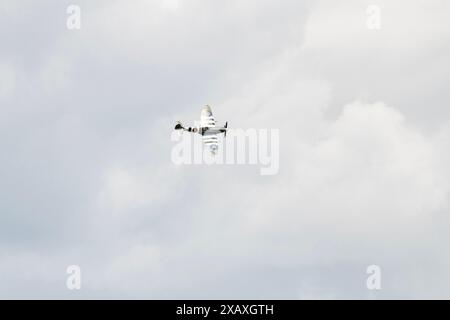 Photographie aérienne de Spitfire IX lors d'une exposition aérienne au-dessus de Bidlea Dairy Banque D'Images