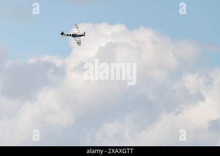 Photographie aérienne de Spitfire IX lors d'une exposition aérienne au-dessus de Bidlea Dairy Banque D'Images