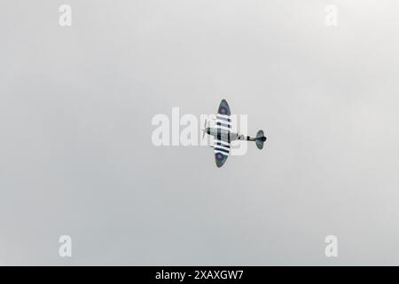 Photographie aérienne de Spitfire IX lors d'une exposition aérienne au-dessus de Bidlea Dairy Banque D'Images