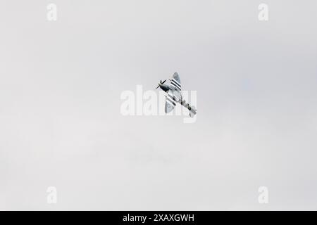 Photographie aérienne de Spitfire IX lors d'une exposition aérienne au-dessus de Bidlea Dairy Banque D'Images