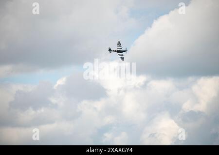 Photographie aérienne de Spitfire IX lors d'une exposition aérienne au-dessus de Bidlea Dairy Banque D'Images