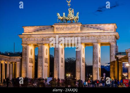 Quadriga ornemental, porte de Brandebourg, conçu par l'architecte Carl Gotthard Langhans, Berlin, Allemagne, europe Banque D'Images