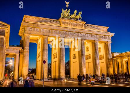 Quadriga ornemental, porte de Brandebourg, conçu par l'architecte Carl Gotthard Langhans, Berlin, Allemagne, europe Banque D'Images