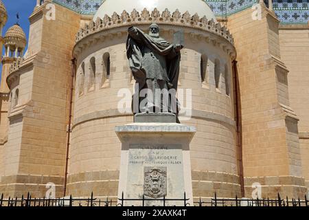 Statue du Cardinal Lavigerie devant la basilique catholique d'Alger Banque D'Images