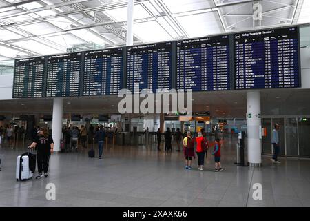 München Flughafen, Abflug-Tafel dans le terminal 2, aéroport MUC *** aéroport de Munich, panneau des départs dans le terminal 2, aéroport MUC Banque D'Images