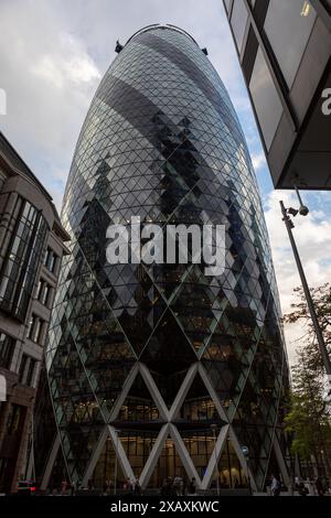 Londres, Angleterre – août 2023 le Gherkin, anciennement 30 St Mary axe et anciennement connu sous le nom de Swiss Re Building, est un gratte-ciel commercial Banque D'Images