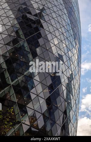 Londres, Angleterre – août 2023 le Gherkin, anciennement 30 St Mary axe et anciennement connu sous le nom de Swiss Re Building, est un gratte-ciel commercial Banque D'Images