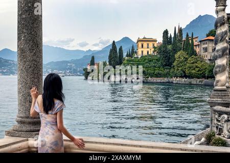 Jeunes femmes italiennes dans les jardins de la Villa Monastero à Varenna lakr Como Italie Banque D'Images