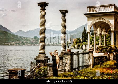 Jeunes femmes italiennes dans les jardins de la Villa Monastero à Varenna lakr Como Italie Banque D'Images