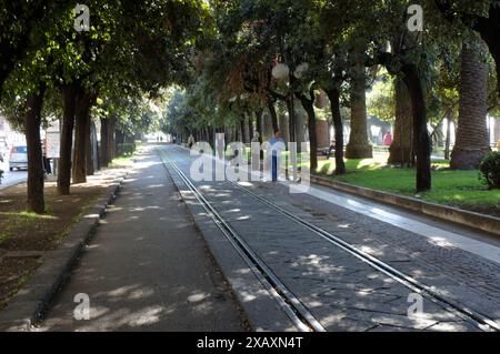 Piétons sur le Lungomare Trieste, promenade bordée d'arbres parkway qui longe le front de mer à Salerne, en Italie Banque D'Images