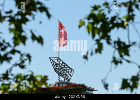 Berlin, Deutschland 09. Juni 2024 : Europawahlabend der SPD im Willy-Brandt-Haus - 09.06.2024 Im Bild : Flagge auf der SPD-Bundeszentrale *** Berlin, Allemagne 09 juin 2024 soirée électorale européenne du SPD à la Maison Willy Brandt 09 06 2024 dans le drapeau sur le siège fédéral du SPD Copyright : xFotostandx/xReuhlx Banque D'Images