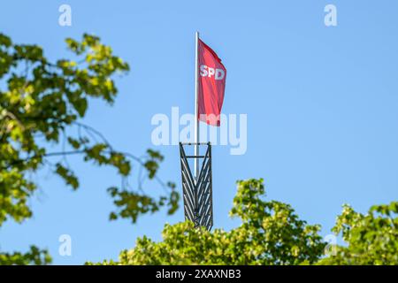 Berlin, Deutschland 09. Juni 2024 : Europawahlabend der SPD im Willy-Brandt-Haus - 09.06.2024 Im Bild : Flagge auf der SPD-Bundeszentrale *** Berlin, Allemagne 09 juin 2024 soirée électorale européenne du SPD à la Maison Willy Brandt 09 06 2024 dans le drapeau sur le siège fédéral du SPD Copyright : xFotostandx/xReuhlx Banque D'Images