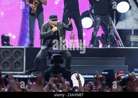 Milan, Italie. 08 juin 2024. Vasco Rossi se produit sur scène lors du Vasco Live 2024 au stade San Siro. (Photo de Fabrizio Carabelli/SOPA images/Sipa USA) crédit : Sipa USA/Alamy Live News Banque D'Images