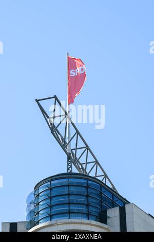 Berlin, Deutschland 09. Juni 2024 : Europawahlabend der SPD im Willy-Brandt-Haus - 09.06.2024 Im Bild : Flagge auf der SPD-Bundeszentrale *** Berlin, Allemagne 09 juin 2024 soirée électorale européenne du SPD à la Maison Willy Brandt 09 06 2024 dans le drapeau sur le siège fédéral du SPD Copyright : xFotostandx/xReuhlx Banque D'Images