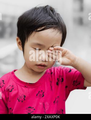 Mad Kid a été contrarié et triste et elle a une attitude négative. Petite fille déprimée qui se plaint. Enfant et mère pleurant. Petite fille asiatique Cry-mai 31,20 Banque D'Images