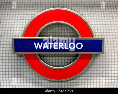 Londres, Royaume-Uni - 30 mai 2024 : l'emblématique carène TFL souterraine londonienne pour Waterloo Station, qui se trouve sur les rues Bakerloo, Jubilee, Northern et Waterloo & Banque D'Images