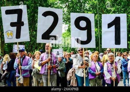 Des manifestants montrant le nombre de décès de personnes âgées pendant le covid ont défilé de tous les coins de Madrid à la mairie de Cibeles, pour soutenir un service de santé publique contre la négligence et la privatisation du système de santé dans la région de Madrid, en Espagne. Banque D'Images