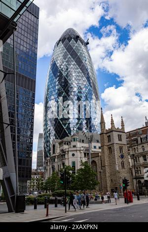 Londres, Angleterre – août 2023 le Gherkin, anciennement 30 St Mary axe et anciennement connu sous le nom de Swiss Re Building, est un gratte-ciel commercial Banque D'Images