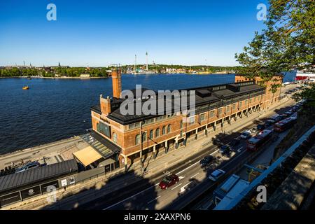 Fotografiska. L'ancienne maison de douane sur le front de mer accueille des expositions de photographie de classe mondiale, abrite un restaurant haut de gamme au dernier étage avec une étoile verte Michelin pour la durabilité et cultive de la laitue en hydroponie au sous-sol. Musée Fotografiska Stockholm de l'extérieur avec vue sur le parc d'attractions Gröna Lund. Stadsgårdshamnen 22, 116 45 Stockholm, Suède Banque D'Images