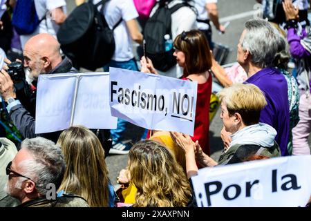 Des manifestants ont défilé de tous les coins de Madrid à la mairie de Cibeles, pour soutenir un service public de santé contre la négligence et la privatisation du système de santé dans la région de Madrid, en Espagne. Banque D'Images
