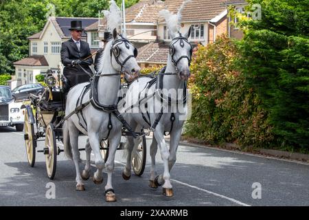 Brentwood, Royaume-Uni. 9 juin 2024. Mark Haigh le nouveau maire de Brentwood arrive au Festival annuel des sports de fraise en calèche ouverte fourni par Bennett's, directeurs funéraires crédit : Richard Lincoln/Alamy Live News Banque D'Images