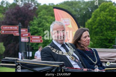 Brentwood, Royaume-Uni. 9 juin 2024. Mark Haigh le nouveau maire de Brentwood arrive au Festival annuel des sports de fraise en calèche ouverte fourni par Bennett's, directeurs funéraires crédit : Richard Lincoln/Alamy Live News Banque D'Images