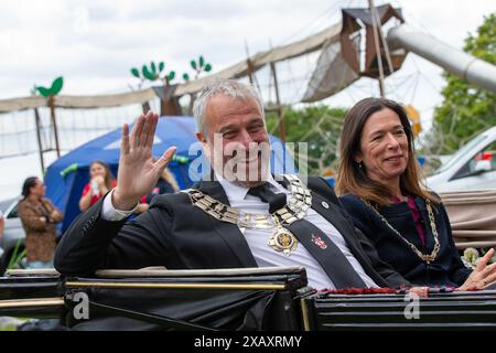 Brentwood, Royaume-Uni. 9 juin 2024. Mark Haigh le nouveau maire de Brentwood arrive au Festival annuel des sports de fraise en calèche ouverte fourni par Bennett's, directeurs funéraires crédit : Richard Lincoln/Alamy Live News Banque D'Images