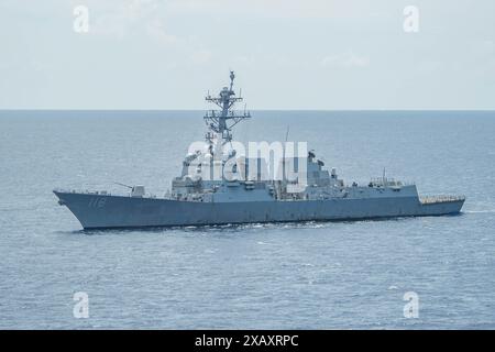 MER DE CHINE MÉRIDIONALE (7 juin 2024) le destroyer à missiles guidés de classe Arleigh Burke USS Daniel Inouye (DDG 118) transite par la mer de Chine méridionale à l'appui de Banque D'Images