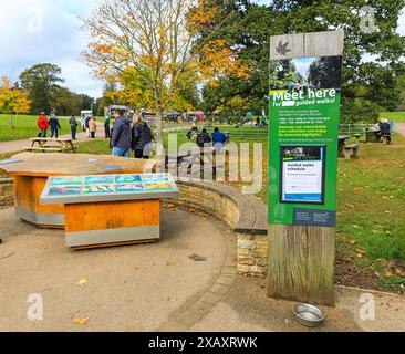 Un panneau ou un panneau d'information sur les promenades guidées à l'entrée de Westonbirt Arboretum, Tetbury, Gloucestershire, Angleterre, Royaume-Uni Banque D'Images