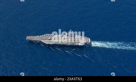 240607-N-AR554-1073 PHLIPPINE SEA (7 juin 2024) le seul porte-avions déployé à l’avant de la marine américaine, l’USS Ronald Reagan (CVN 76), navigue dans le Phi Banque D'Images