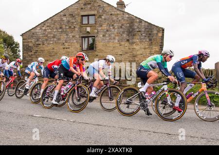 Delph, Royaume-Uni, 9 juin 2024. Le peloton descendant de grains Bar au cours de l'étape 4. Lotte Kopecky (Team SD Worx - ProTime), vainqueur du classement général de la course, est vu dans le maillot vert des leaders de la course au Lloyds Bank Tour of Britain Women 2024. Richard Asquith/Alamy Live News. Banque D'Images