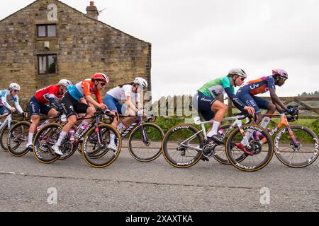 Delph, Royaume-Uni, 9 juin 2024. Le peloton descendant de grains Bar au cours de l'étape 4. Lotte Kopecky (Team SD Worx - ProTime), vainqueur du classement général de la course, est vu dans le maillot vert des leaders de la course au Lloyds Bank Tour of Britain Women 2024. Richard Asquith/Alamy Live News. Banque D'Images