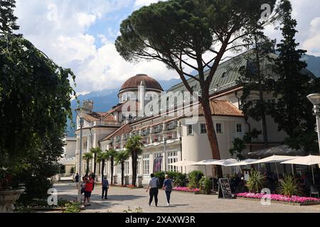 Meran, Südtirol, Italien 07. Juni 2024 : hier die Kurstadt Meran, Merano, Meraner Land, Burggrafenamt, der Blick auf das Kurhaus an der Kurpromenade, wandern, spazieren, Tourismus, Hotspot, Urlaubsdomizil *** Merano, Tyrol du Sud, Italie 07 juin 2024 ici la ville thermale de Merano, Merano, Meraner Land, Burggrafenamt, la vue du Kurhaus sur la Kurpromenade, randonnée, marche, tourisme, hotspot, destination de vacances Banque D'Images