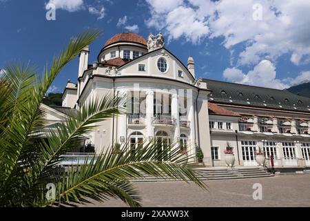 Meran, Südtirol, Italien 07. Juni 2024 : hier die Kurstadt Meran, Merano, Meraner Land, Burggrafenamt, der Blick auf das Kurhaus an der Kurpromenade, links eine Palme, wandern, spazieren, Tourismus, hotspot, Urlaubsdomizil *** Merano, Tyrol du Sud, Italie 07 juin 2024 ici la ville thermale de Merano, Merano, Meraner Land, Burggrafenamt, la vue sur le Kurhaus sur la promenade thermale, à gauche un palmier, randonnée, marche, tourisme, hotspot, destination de vacances Banque D'Images