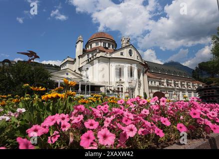 Meran, Südtirol, Italien 07. Juin 2024 : hier die Kurstadt Meran, Merano, Meraner Land, Burggrafenamt, der Blick auf das Kurhaus an der Kurpromenade, im Vordergrund viele Blumen, Blumenschmuck, Bepflanzung, wandern, spazieren, Tourismus, Hotspot, Urlaubsdomizil *** Merano, Tyrol du Sud, Italie 07 juin 2024 ici la ville thermale de Merano, Merano, Meraner Land, Burggrafenamt, la vue sur le Kurhaus sur la promenade thermale, au premier plan de nombreuses fleurs, compositions florales, plantation, randonnée, marche, tourisme, hotspot, destination de vacances Banque D'Images