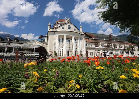 Meran, Südtirol, Italien 07. Juin 2024 : hier die Kurstadt Meran, Merano, Meraner Land, Burggrafenamt, der Blick auf das Kurhaus an der Kurpromenade, im Vordergrund viele Blumen, Blumenschmuck, Bepflanzung, wandern, spazieren, Tourismus, Hotspot, Urlaubsdomizil *** Merano, Tyrol du Sud, Italie 07 juin 2024 ici la ville thermale de Merano, Merano, Meraner Land, Burggrafenamt, la vue sur le Kurhaus sur la promenade thermale, au premier plan de nombreuses fleurs, compositions florales, plantation, randonnée, marche, tourisme, hotspot, destination de vacances Banque D'Images