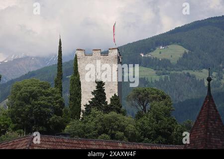 Meran, Südtirol, Italien 07. Juin 2024 : hier die Kurstadt Meran, Merano, Meraner Land, Burggrafenamt, der Blick auf den Pulverturm, Ortenstein, wandern, spazieren, Tourismus, hotspot, Urlaubsdomizil *** Merano, Tyrol du Sud, Italie 07 juin 2024 ici la ville thermale de Merano, Merano, Meraner Land, Burggrafenamt, la vue de la Tour de poudre, Ortenstein, randonnée, marche, tourisme, hotspot, destination de vacances Banque D'Images