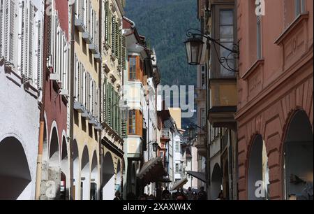 Meran, Südtirol, Italien 07. Juin 2024 : hier die Kurstadt Meran, Merano, Meraner Land, Burggrafenamt, der Blick auf die Lauben, Laubengasse, einkaufen, Shoppen, Schatten, alte Häuser,wandern, spazieren, Tourismus, Hotspot, Urlaubsdomizil *** Merano, Tyrol du Sud, Italie 07 juin 2024 ici la ville thermale de Merano, Merano, Meraner Land, Burggrafenamt, la vue sur les arcades, Laubengasse, shopping, ombre, maisons anciennes, randonnée, marche, tourisme, hotspot, destination de vacances Banque D'Images