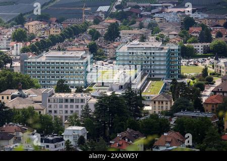 Meran, Südtirol, Italien 07. Juin 2024 : hier die Kurstadt Meran, Merano, Meraner Land, Burggrafenamt, der Blick auf das Krankenhaus, Franz Tappeiner, Hospital, Notfall, KKH, Unfall, ,Ärtze, wandern, spazieren, Tourismus, hotspot, Urlaubsdomizil *** Merano, Tyrol du Sud, Italie 07 juin 2024 ici la ville thermale de Merano, Merano, Meraner Land, Burggrafenamt, la vue de l'hôpital, Franz Tappeiner, hôpital, urgence, KKH, accident, médecins, randonnée, marche, tourisme, hotspot, destination de vacances Banque D'Images